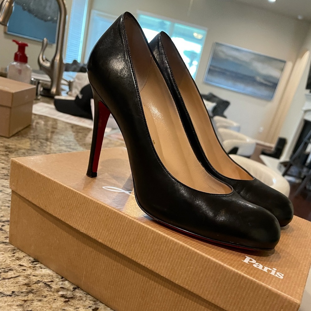 Christian Louboutin Simple Pump!!!  👠